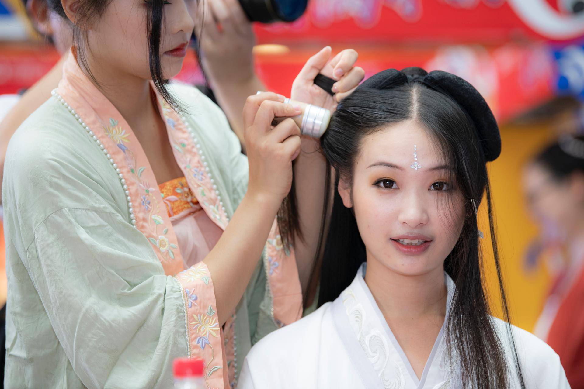 是一个面向汉服爱好者,古风妆造爱好者,专/兼职化妆造型师,妆造相关