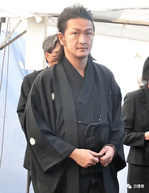 知名女星去世一年,至今仍未下葬…_竹内结子