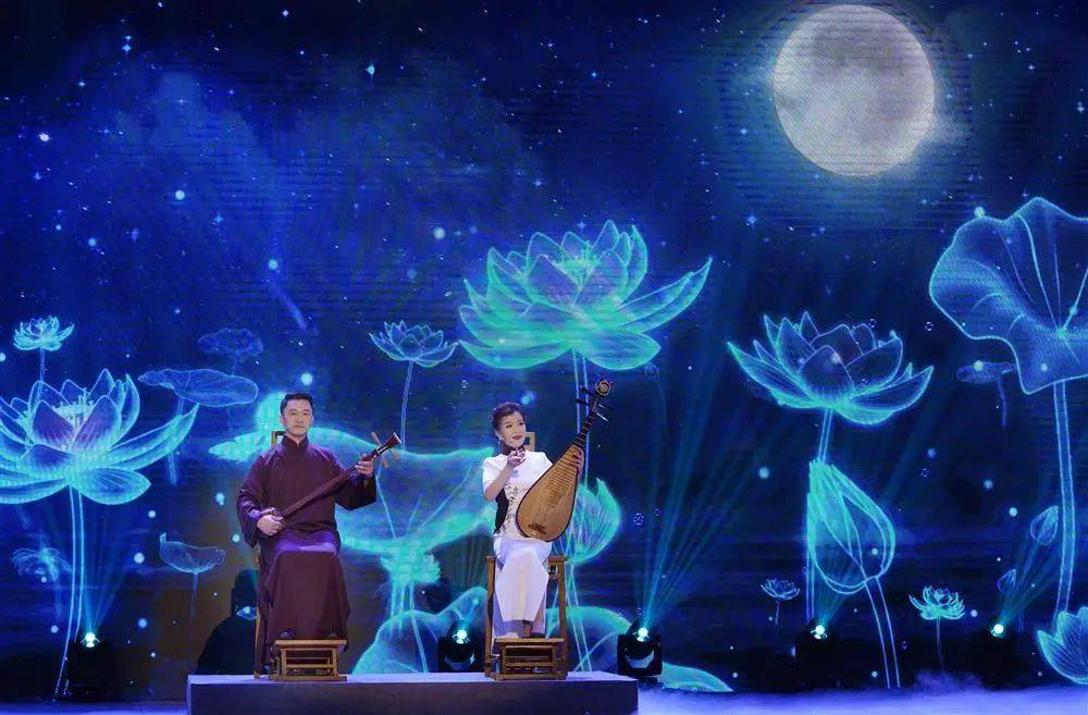 在天蟾逸夫舞台举行的上海中秋戏曲晚会,解燕与上海评弹团团长高博文