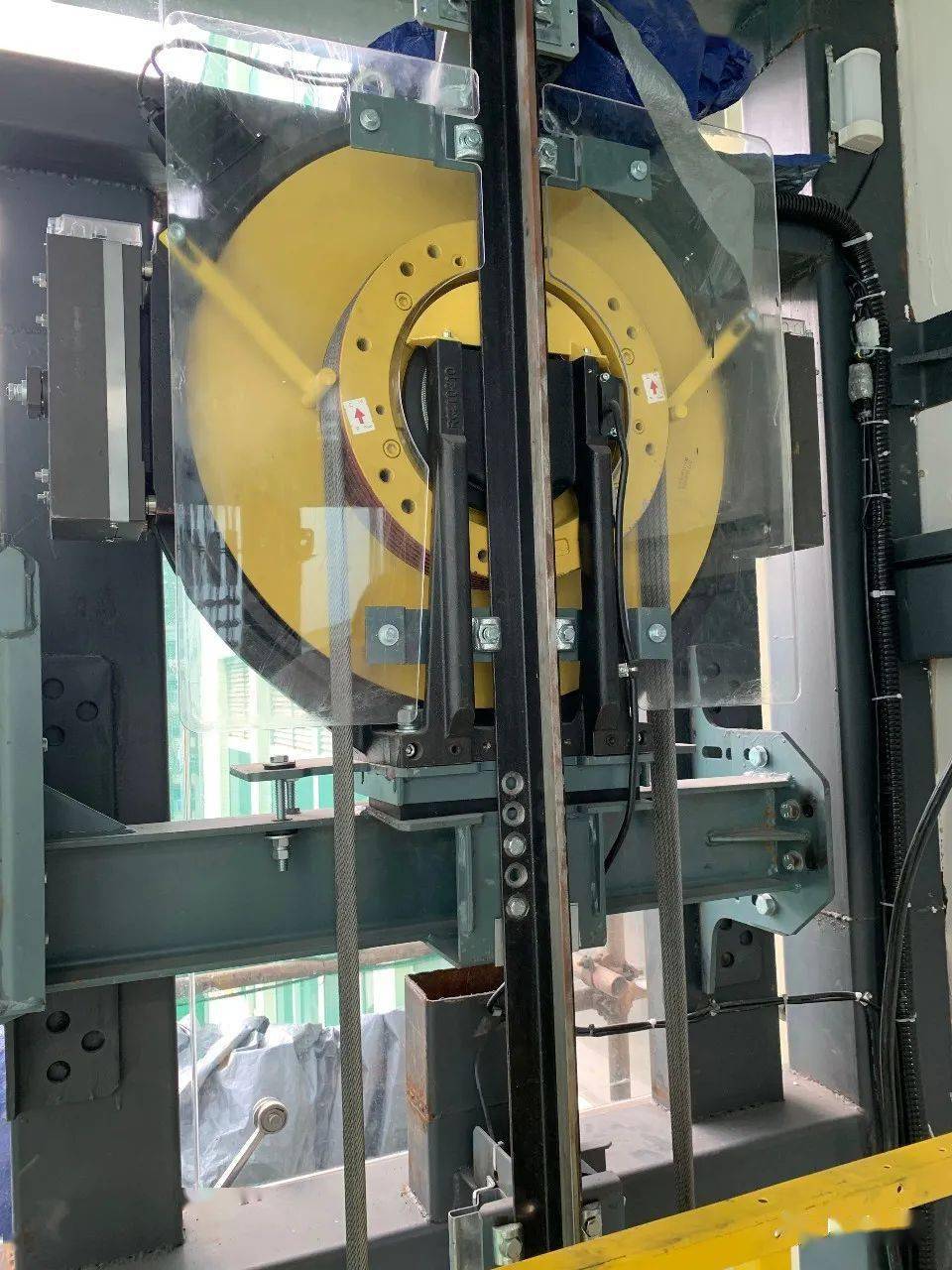 蹲在机房,吃月饼!