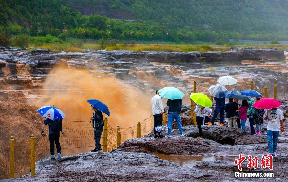 雨中黃河壺口瀑布更顯壯觀