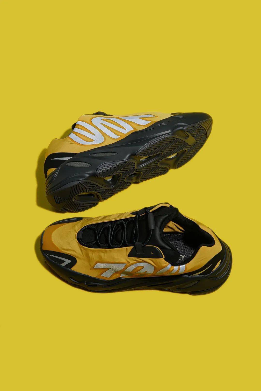 醒目黑黄adidasoriginalsyeezyboost700mnvnhoneyflux限量发售