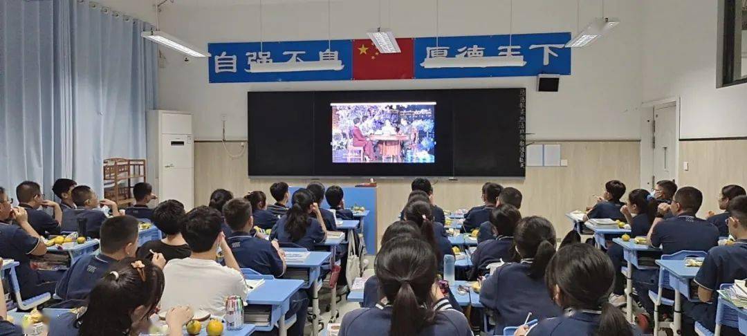 八月十五放假吗学生 04ede805ad6b411bb1d4817780effbd0.jpeg