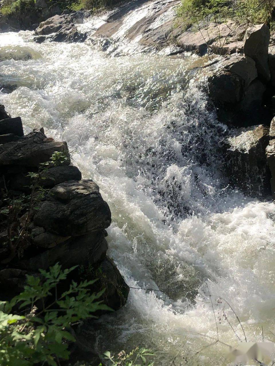 我给大家介绍一个有山有水有瀑布的好去处石相河手机拍照五方元音旅游