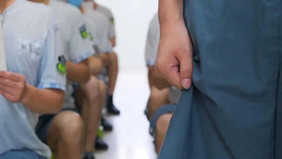 "听见民警叫自己名字,正在监舍学习监规纪律的张强赶忙起身,想着刚刚