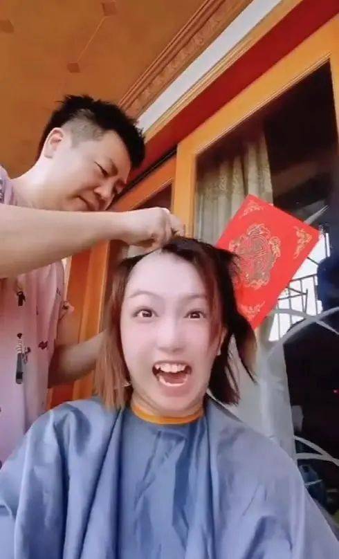 老公给老婆剪头发图片