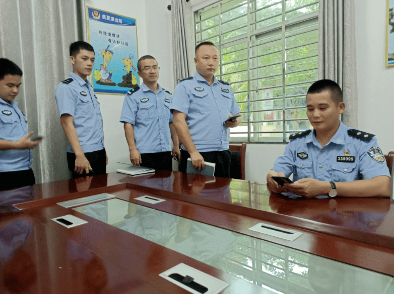 他从戒毒所出来那天,派出所所长开车来接还给了钱,原因是._王小忠