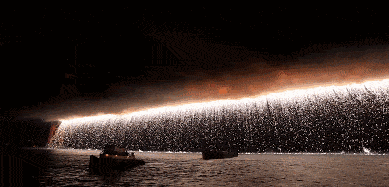 你见过烟花瀑布吗?玩点三:冷焰火瀑布一起摇摆!一起尖叫!一起嗨翻天!