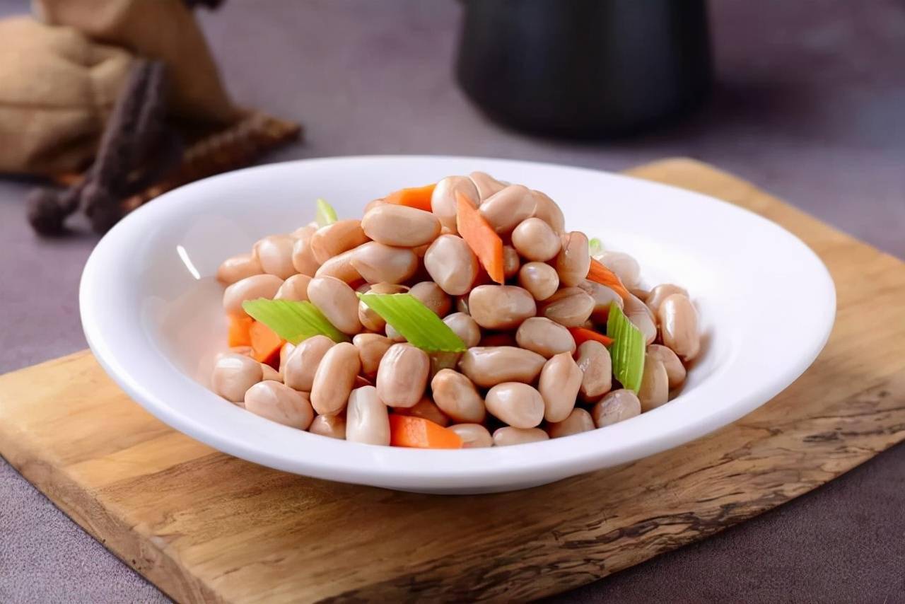 4,高脂蛋白血症患者花生是高脂肪,高热量的食物,对于高脂蛋白血症的