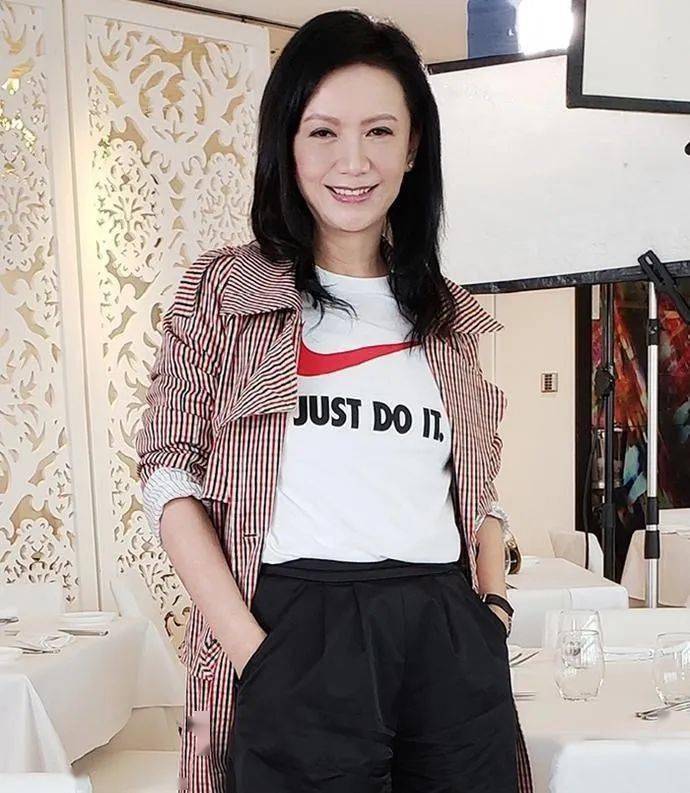 颜色 曾华倩晒近照，美颜了还是难掩沧桑，跟普通人比就是气质更好！