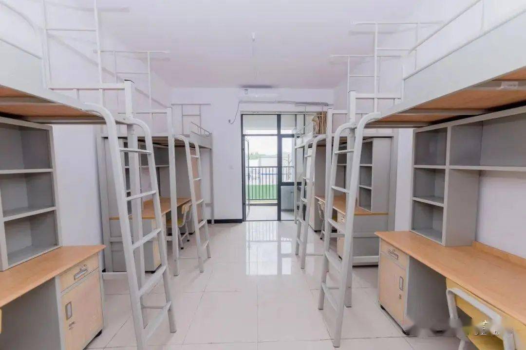 广东东软学院新宿舍楼是一栋u型结构的建筑灰白色调,欧式风格空调