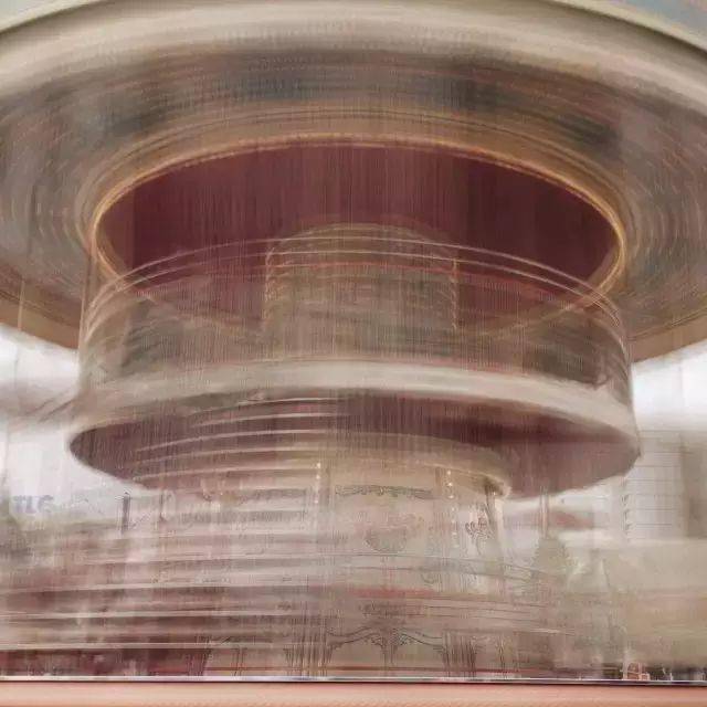 摄影给平常的事物赋予一种不平常的气氛，摄影同样如此！