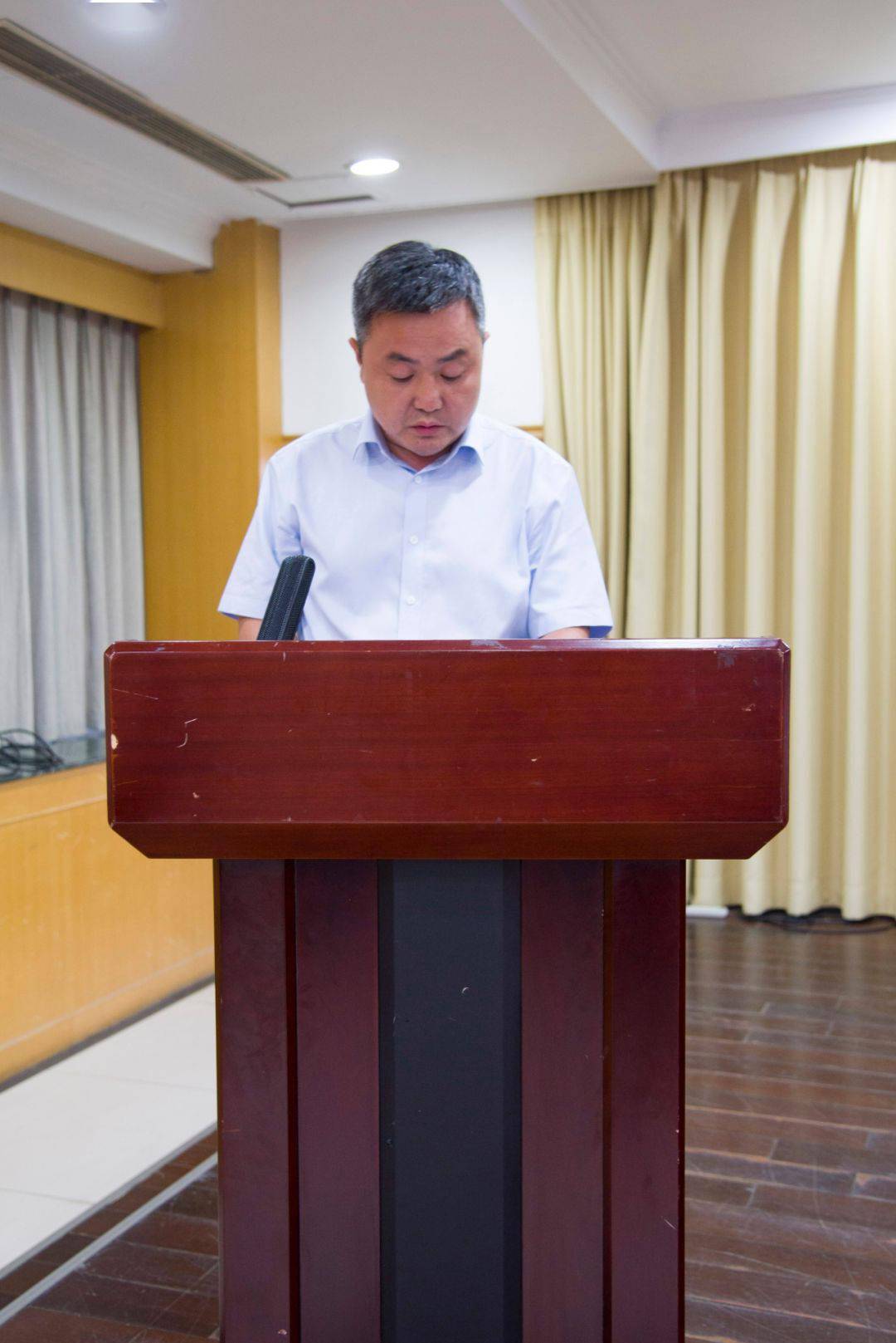 县委书记曹拥军组织召开全县巩固拓展脱贫攻坚成果加压推进会议