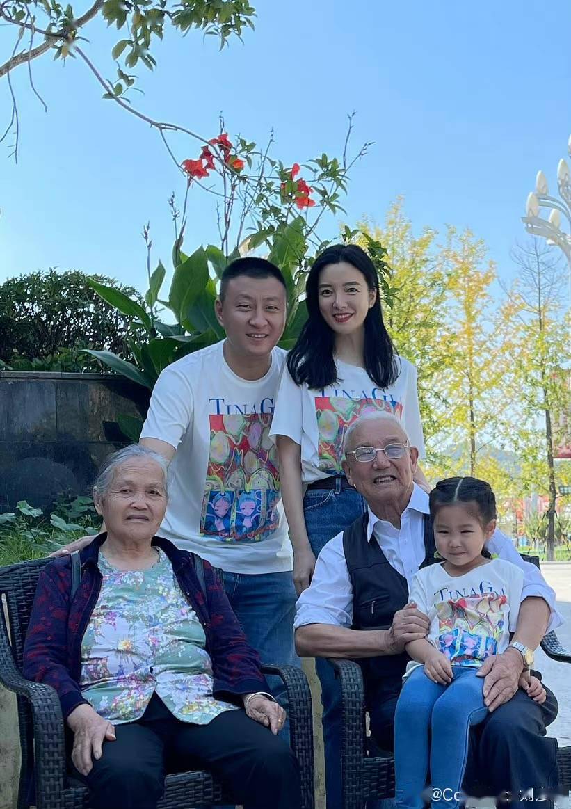 刘彦池中秋带着老公女儿回达州老家爷爷奶奶也首次出镜