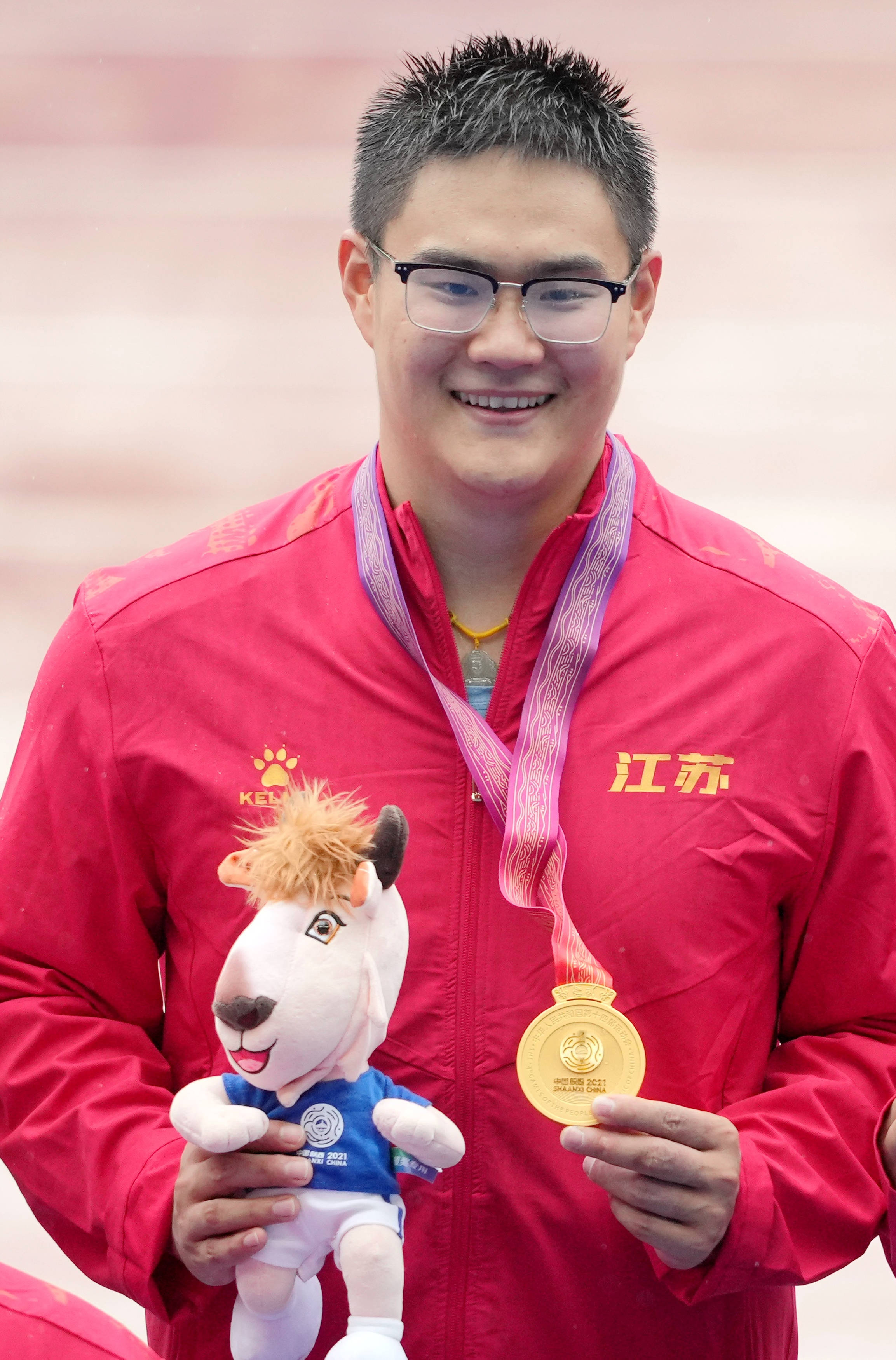 47米的成绩获得男子链球冠军.