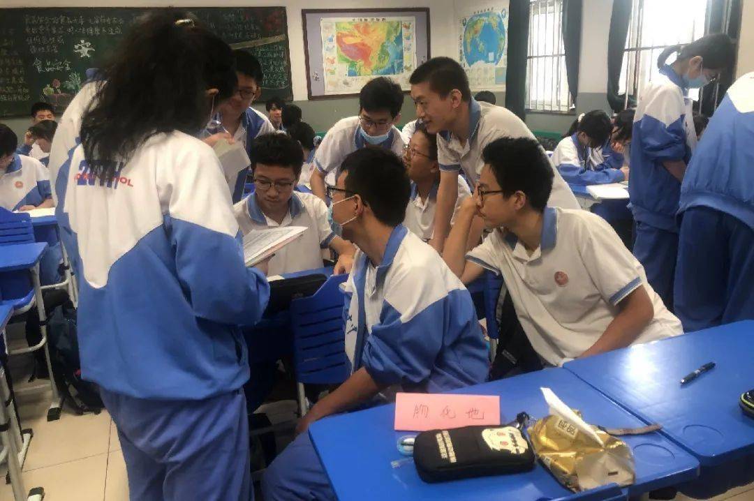 手捧朝阳之光少年奔向远方天津市第二十中学高二二班值周侧记