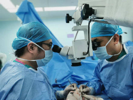 高敏华|男子失拇指医生用脚趾补