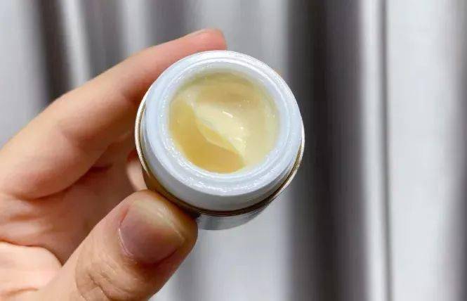 眼睛眼睛往往是暴露衰老的罪魁祸首！一个女人的风情，全蕴含在眼睛里~
