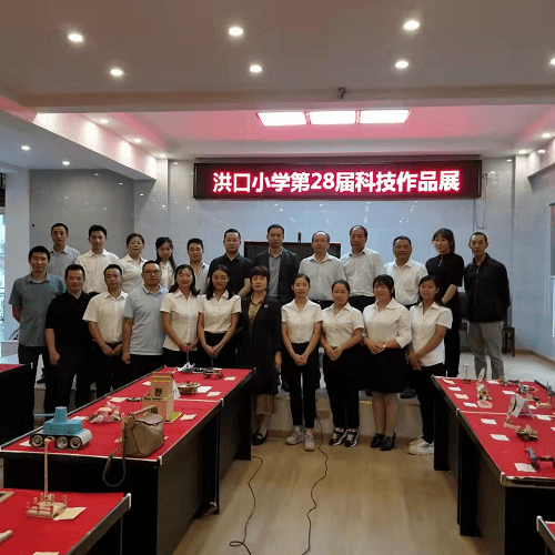 展出活动还吸引了学区内其他学校科技辅导员及部分教师参观,洪口小学