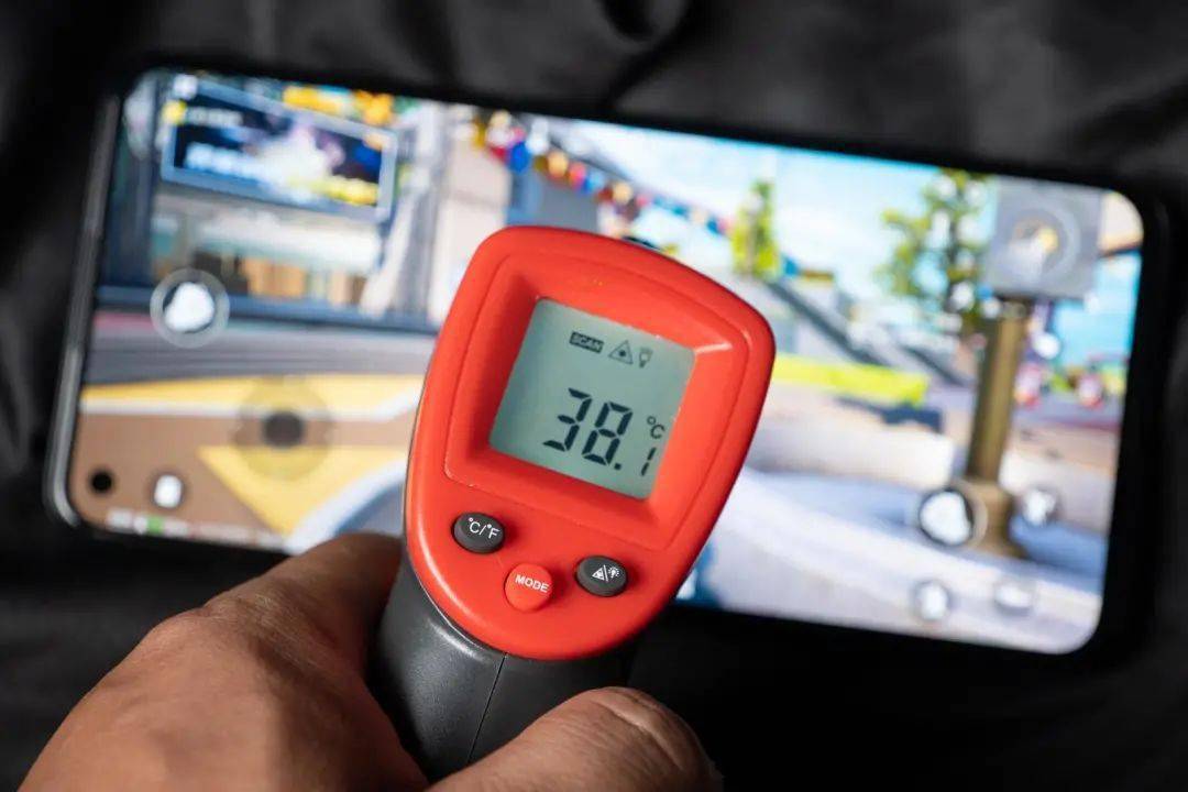 随后我们用温枪测量了手机表面温度,可以看到在室温27℃的情况下,手机