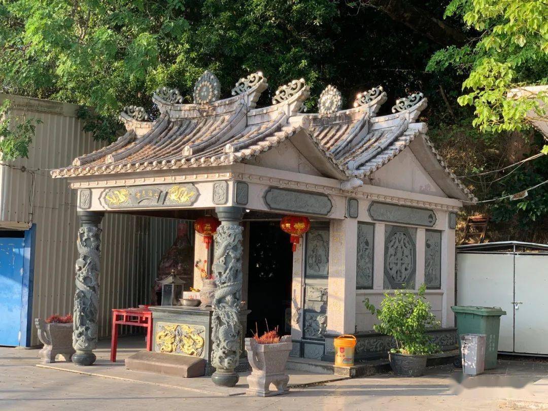 三坡伯公则位于深溪乡金溪(即前往翠峰古岩山脚下),庙里供奉着大德