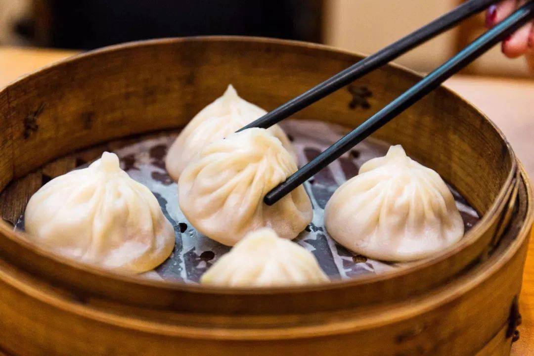 薄皮蟹黄小笼包子,五仁馒头, 大肉面,鳝鱼面和熏鱼面…… 都是南京人