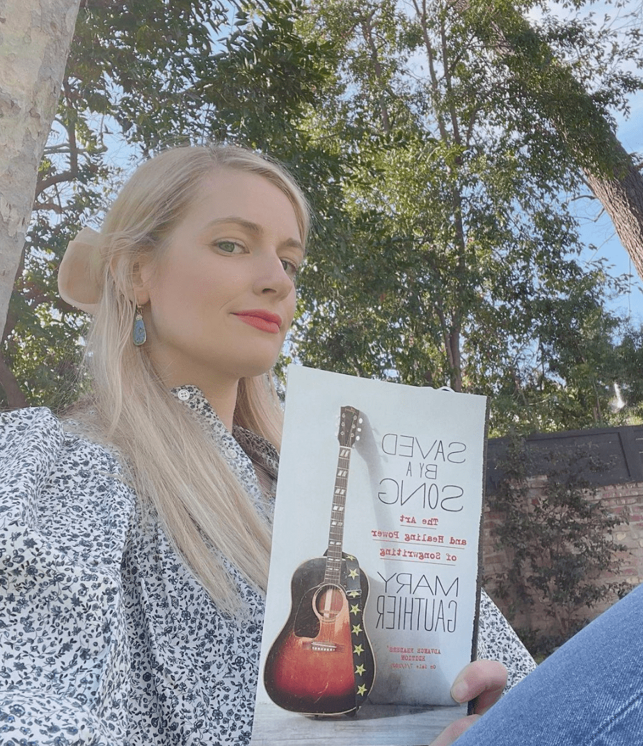 在《破产姐妹》中,caroline和max就收留了一匹马,而现实生活中的贝丝