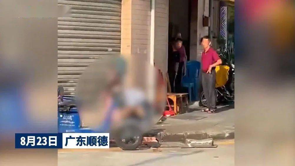 女子当街被扒衣，监控曝光：更恐怖的一幕发生了...