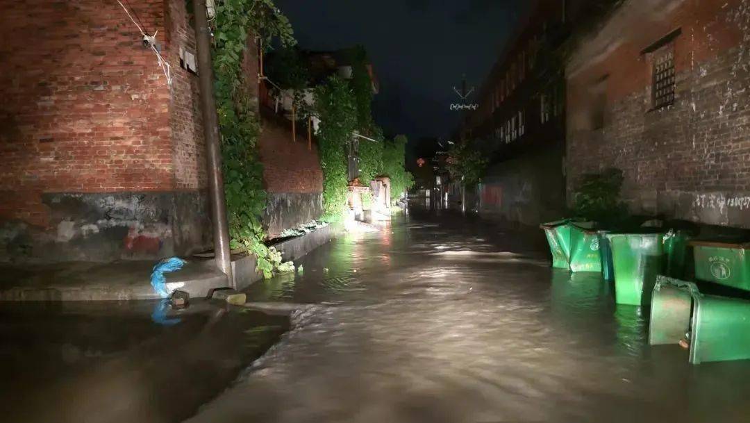 辉县昨天的大雨:河倒灌车辆被淹,一小区幼儿园占河道建筑连夜被拆