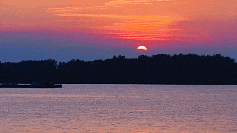 是质感上佳的绸缎,夕阳余晖映照在水面上,轻轻松松就能拍出日落大片