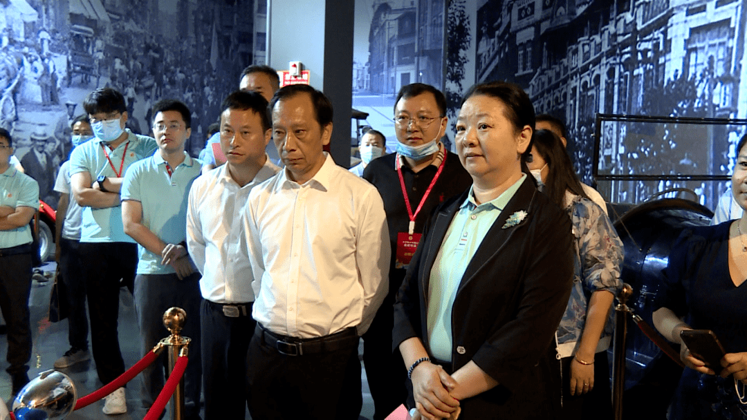 座谈会上,与会人员听取了"乡村振兴实践行—致富带头人走进竹溪"产业