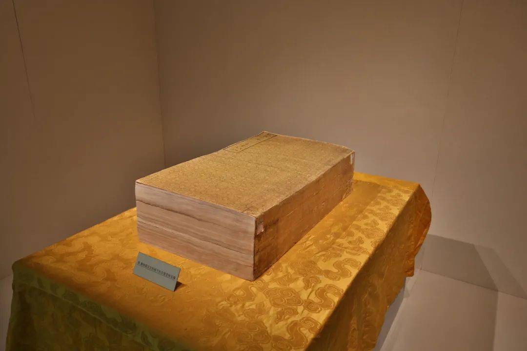 天潢一脉沈阳故宫敬典阁皇家玉牒展开展