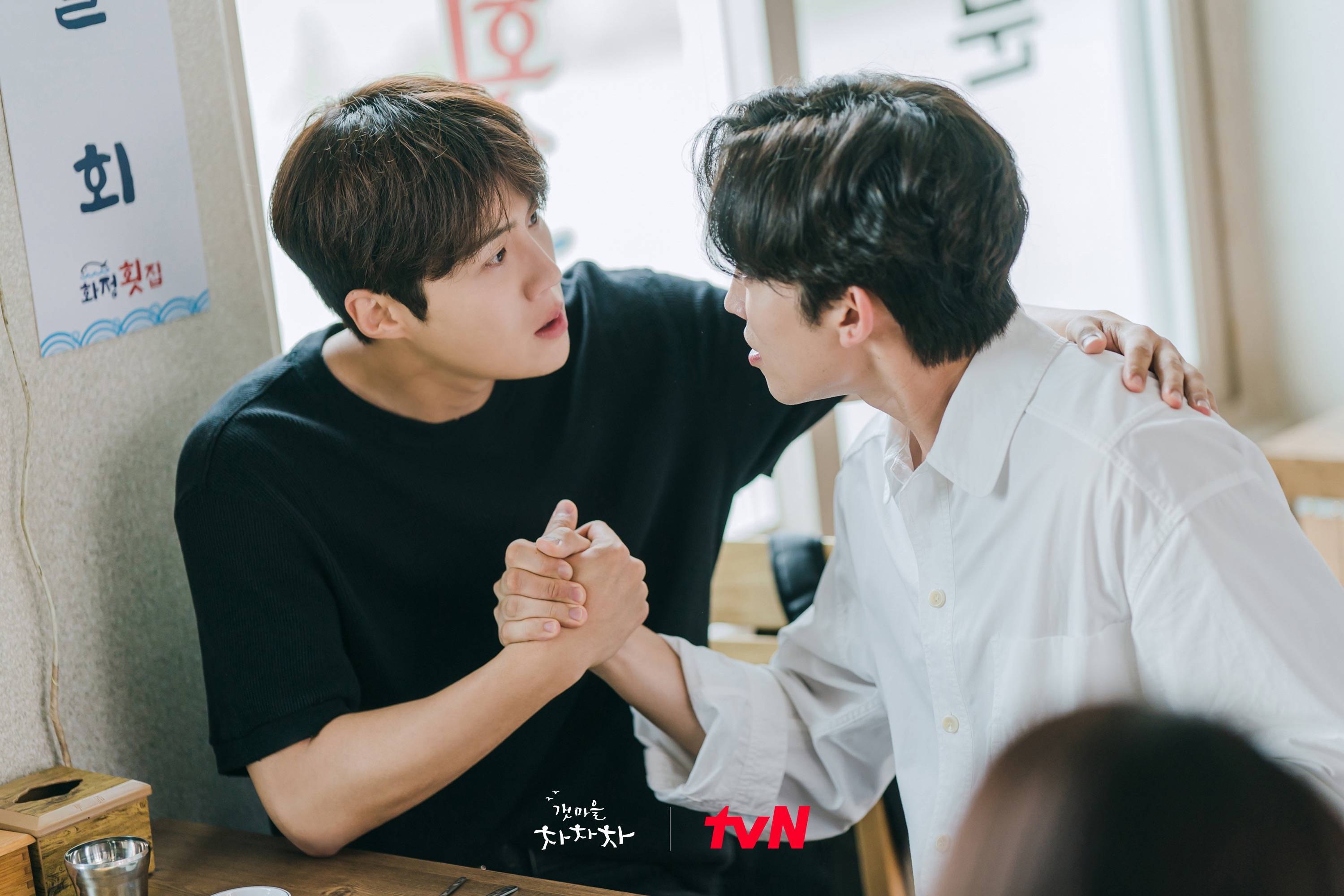 《海岸村恰恰恰》剧照除了塑造得相当丰满的男女主,群像人物的设置也