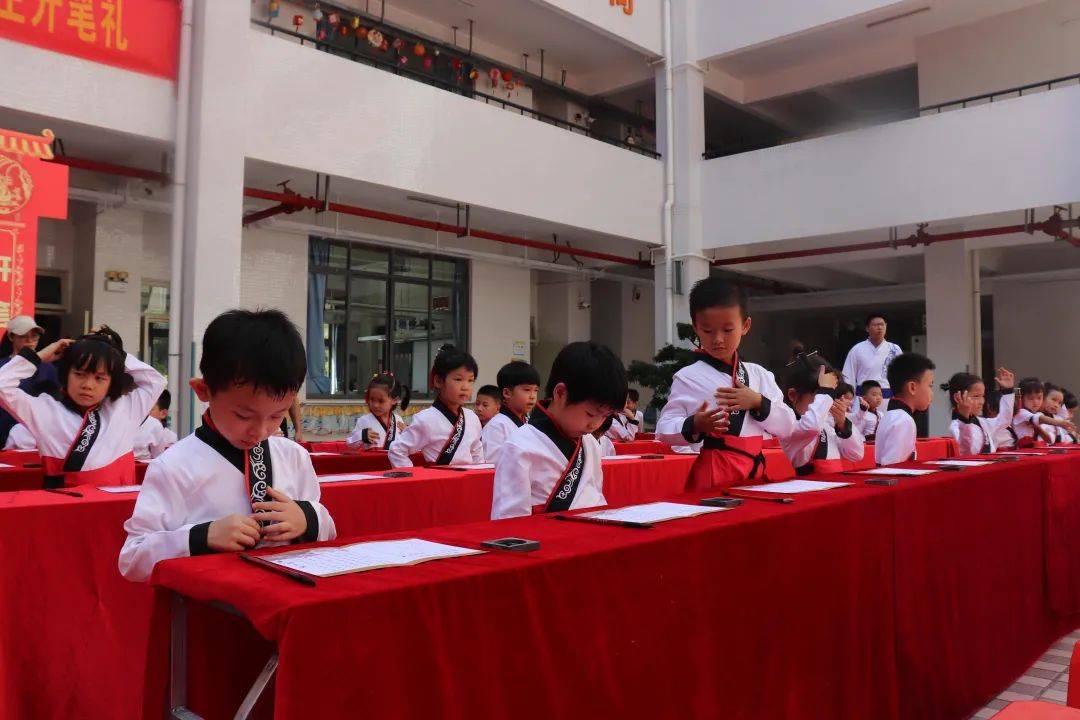 穿汉服写"人"字!毓贤学校举行第五届一年级新生"开笔礼"仪式