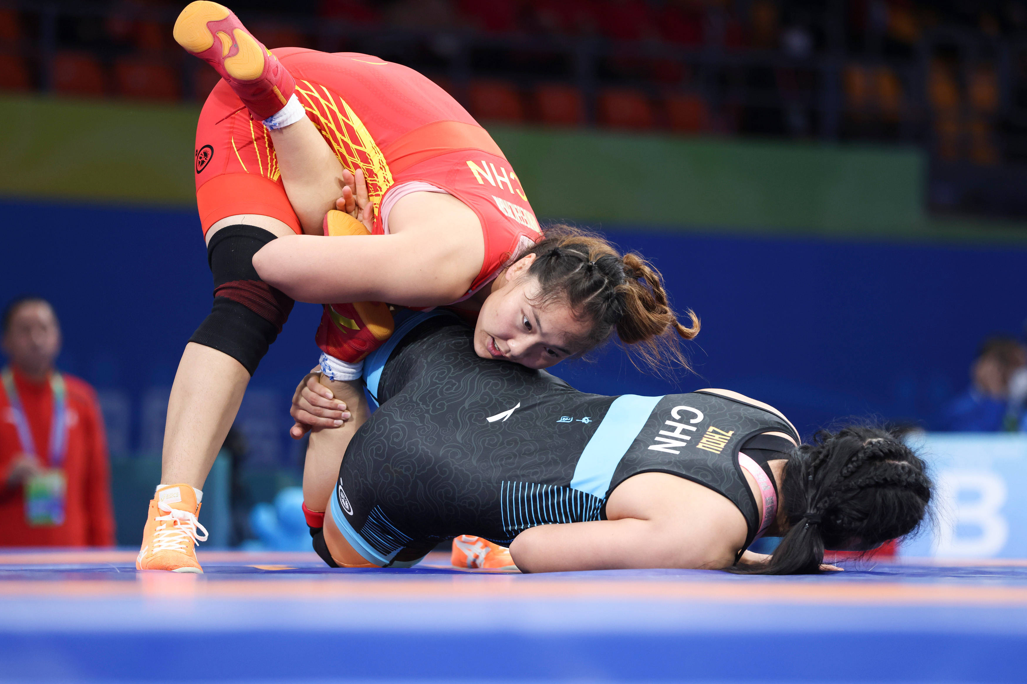 摔跤——女子自由式76公斤级1/4决赛:内蒙古队钱德根查干晋级四强