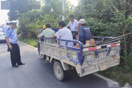 无为交警严查三轮车违法载人!