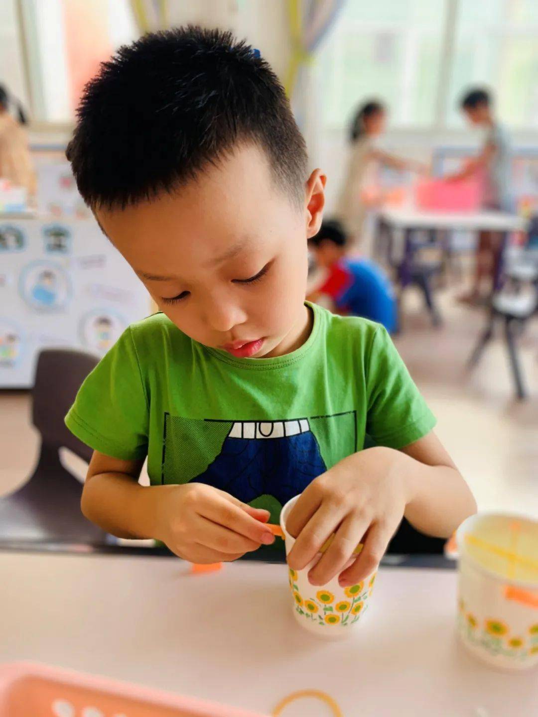 制作太空投影仪孩子是天生的探索家他们的小脑袋里有十万个为什么无