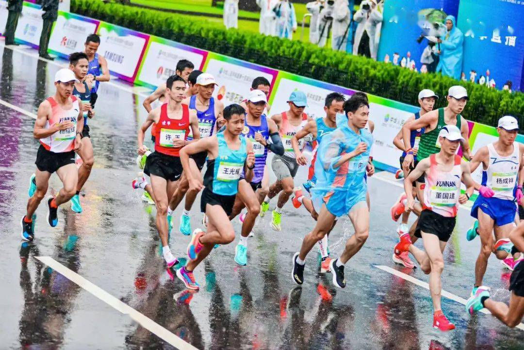 十四运会马拉松赛雨中开跑!被这些画面感动到了