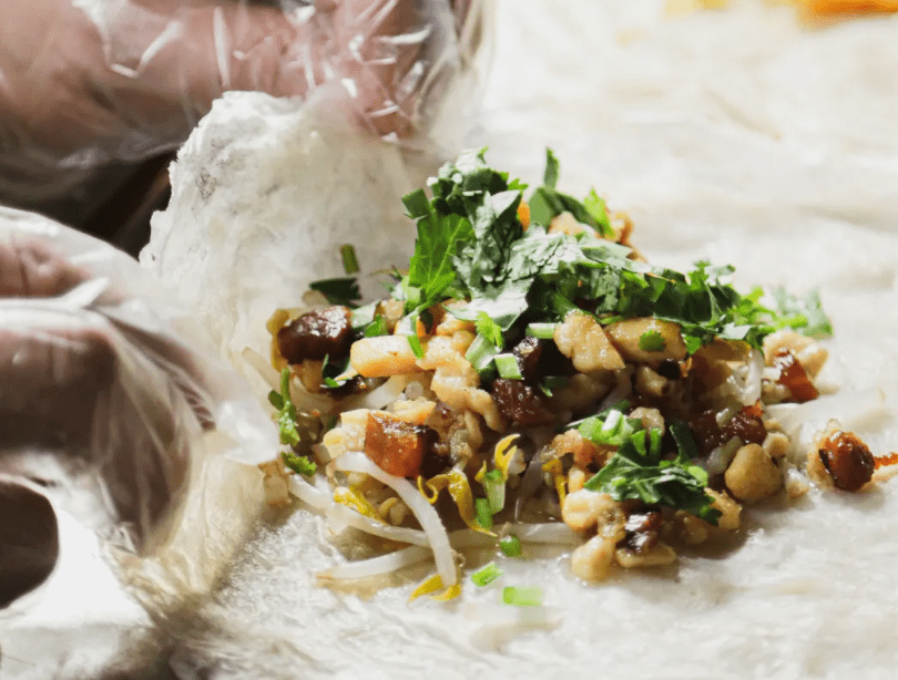 现包现吃的百侯薄饼皮韧馅香,咬上一口,肉汁流出.