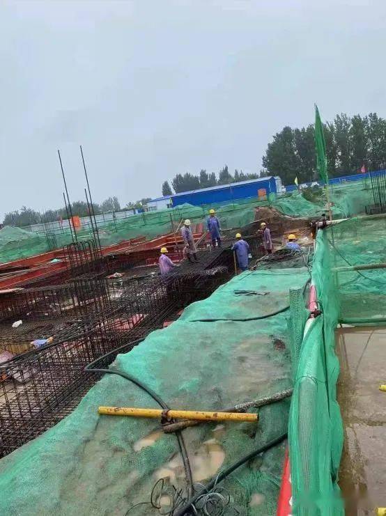 实训楼施工建设中刘玉辉县长及王雪部长多次到施工现场指导工作顺平县