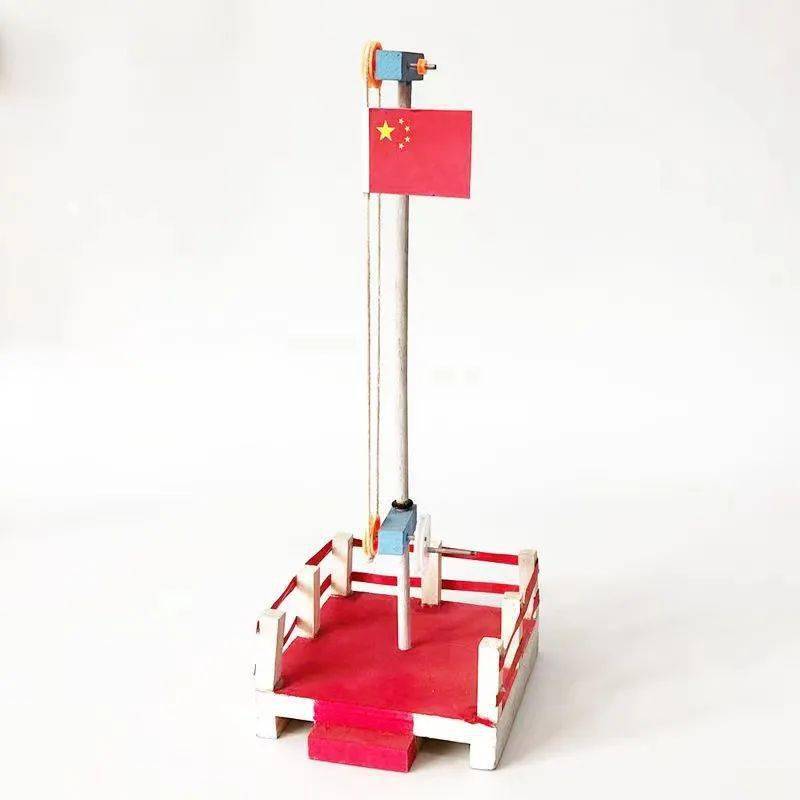 制作国庆节创意手抄报,表达自己的爱国情怀;手工制作国旗升降台,锻炼