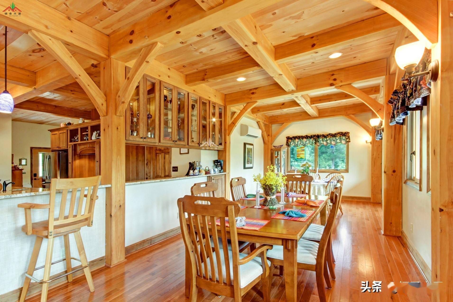 看到这木屋的客厅用自然石材贴的烟囱我就爱上这特色的梁柱木别墅