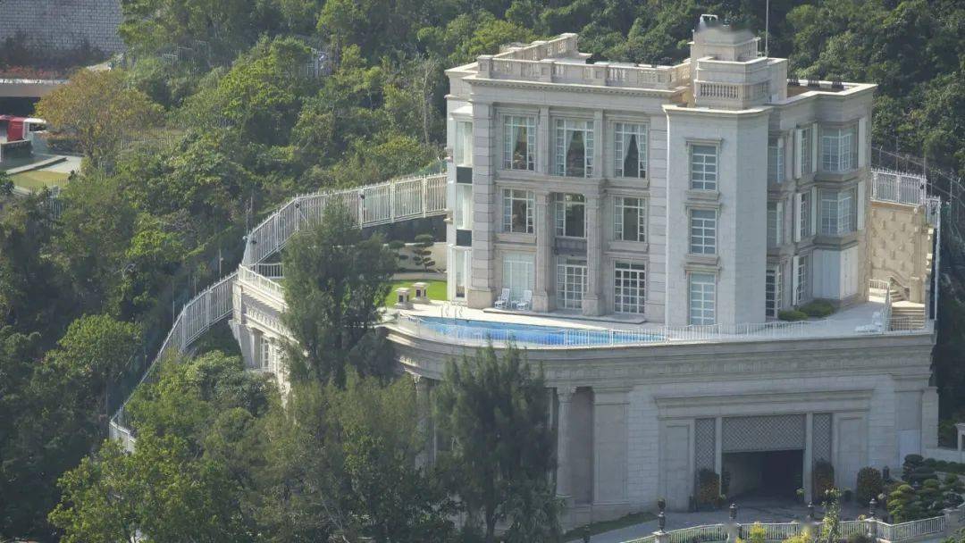 最后建成的李家新宅是这样的,新建成的大宅楼高4层,1层车库,3层住宅