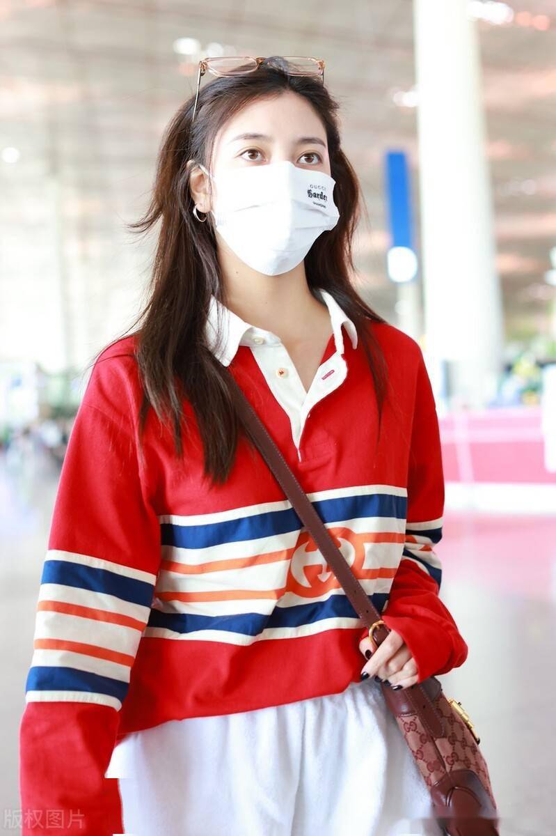 宋妍霏身穿红色衬衫搭配短裤青春活力太阳镜架在头上休闲惬意