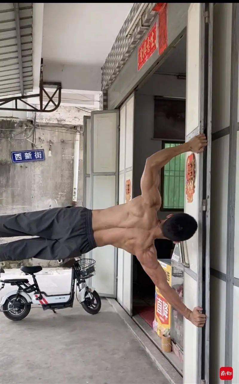 双手|视频火了！90后汕头小伙，厂房练出8块腹肌