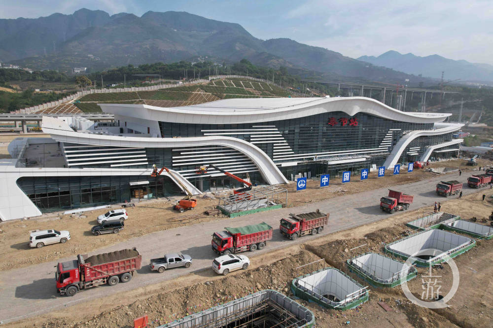 郑万高铁重庆段新建站房同日全部完工