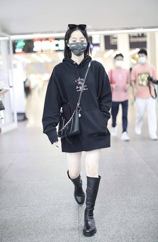 欧阳娜娜oversize卫衣裙搭长靴美腿吸睛俏皮摩登