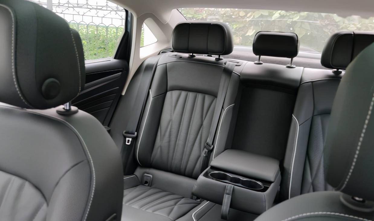 试驾提车一步到位这车后排搭载了睡眠头枕驾乘比较舒适