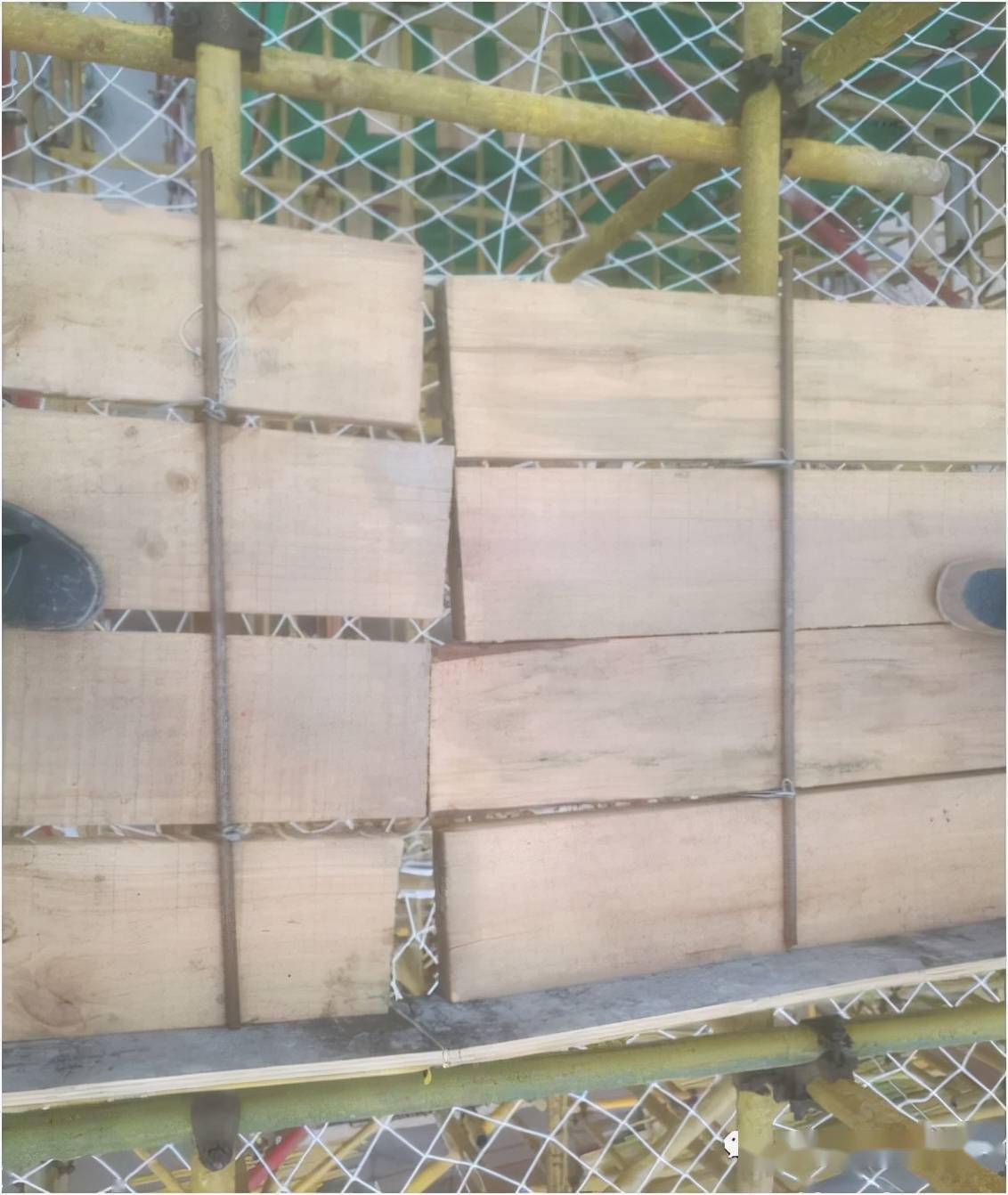 小横杆间距大脚手板未满铺,未板扎,未设置防护栏杆脚手板端头未封堵