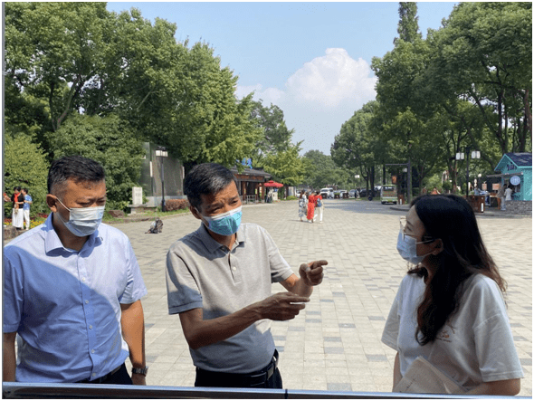 一行,在文旅集团景区管理部部长沈明,梅园公园管理处书记,主任周国柱